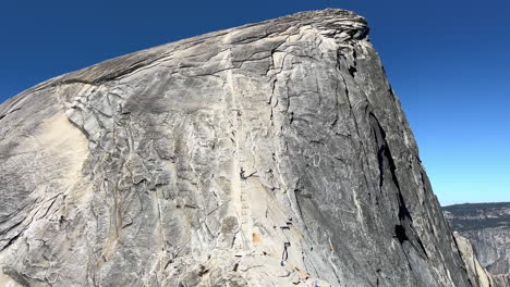 La-Parte-Trasera-De-La-Media-Cúpula-En-El-Parque-Nacional-De-Yosemite-Con-El-Sistema-De-Escalada-Por-Cable