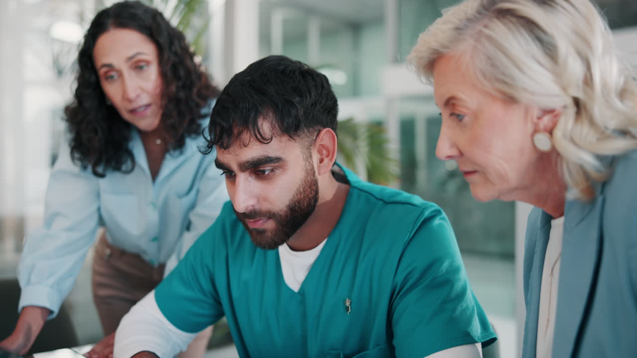 의료 전문가들이 환자 치료에 대해 논의하고 있습니다.