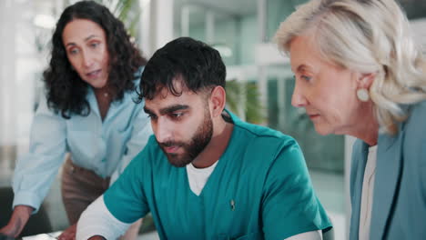 profesionales de la salud discutiendo el cuidado del paciente