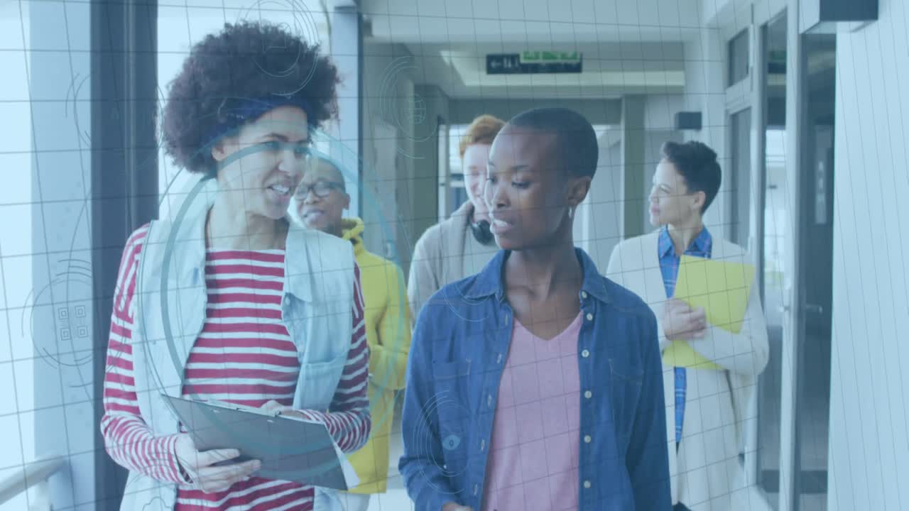 animación de escaneo de huellas dactilares sobre colegas multirraciales discutiendo, caminando en el pasillo de la oficina
