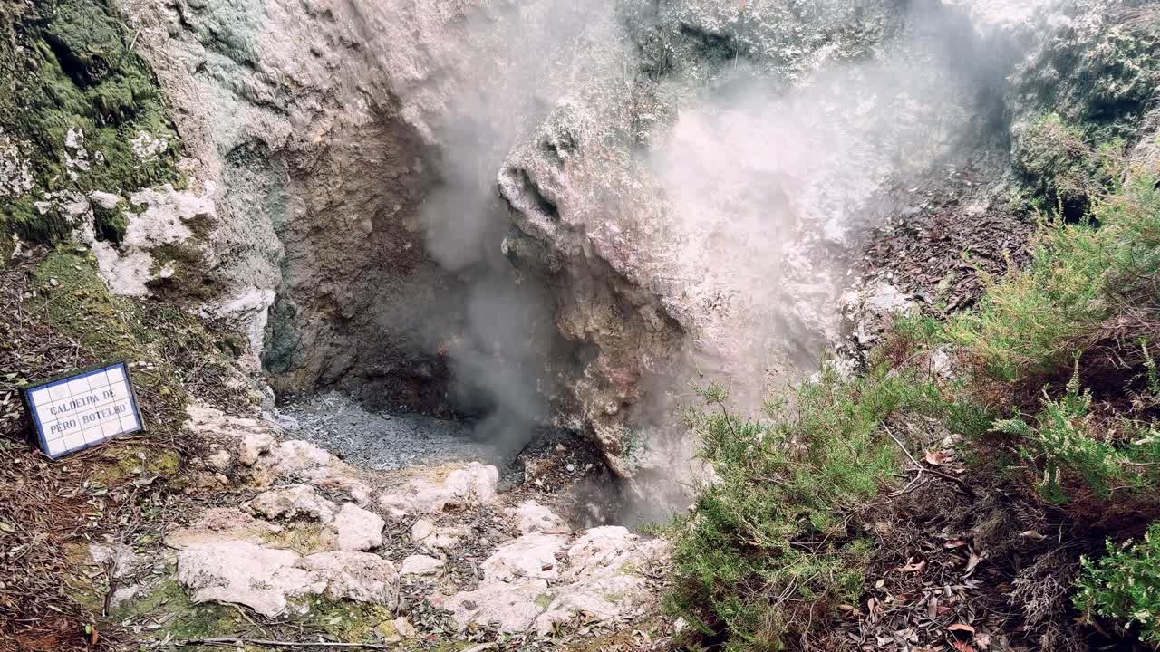 Portekiz'in Azor Adaları'ndaki São Miguel adasında bulunan Furnas vadisinde, kayalık zeminden jeotermal buhar salan volkanik fumarol.