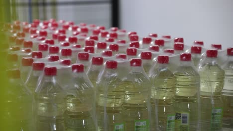 botellas de plástico de vinagre en una fábrica envueltas y listas para su envío