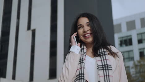 Mujer-De-Negocios-Hablando-Por-Teléfono-Móvil-En-La-Calle.-Mujer-Sonriente-Llamando-Al-Teléfono