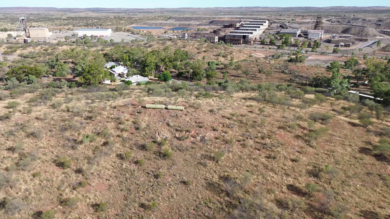 vuelo de drones sobre una mina en el interior de australia