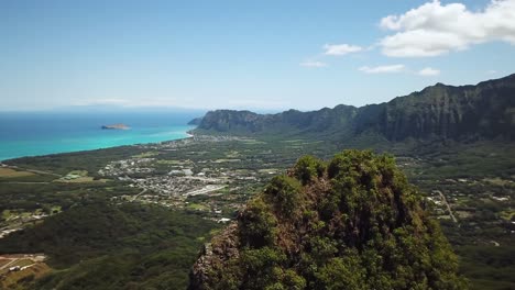 disparo de un dron dando vueltas alrededor de los excursionistas al final del sendero 3 picos en oahu, hawaii