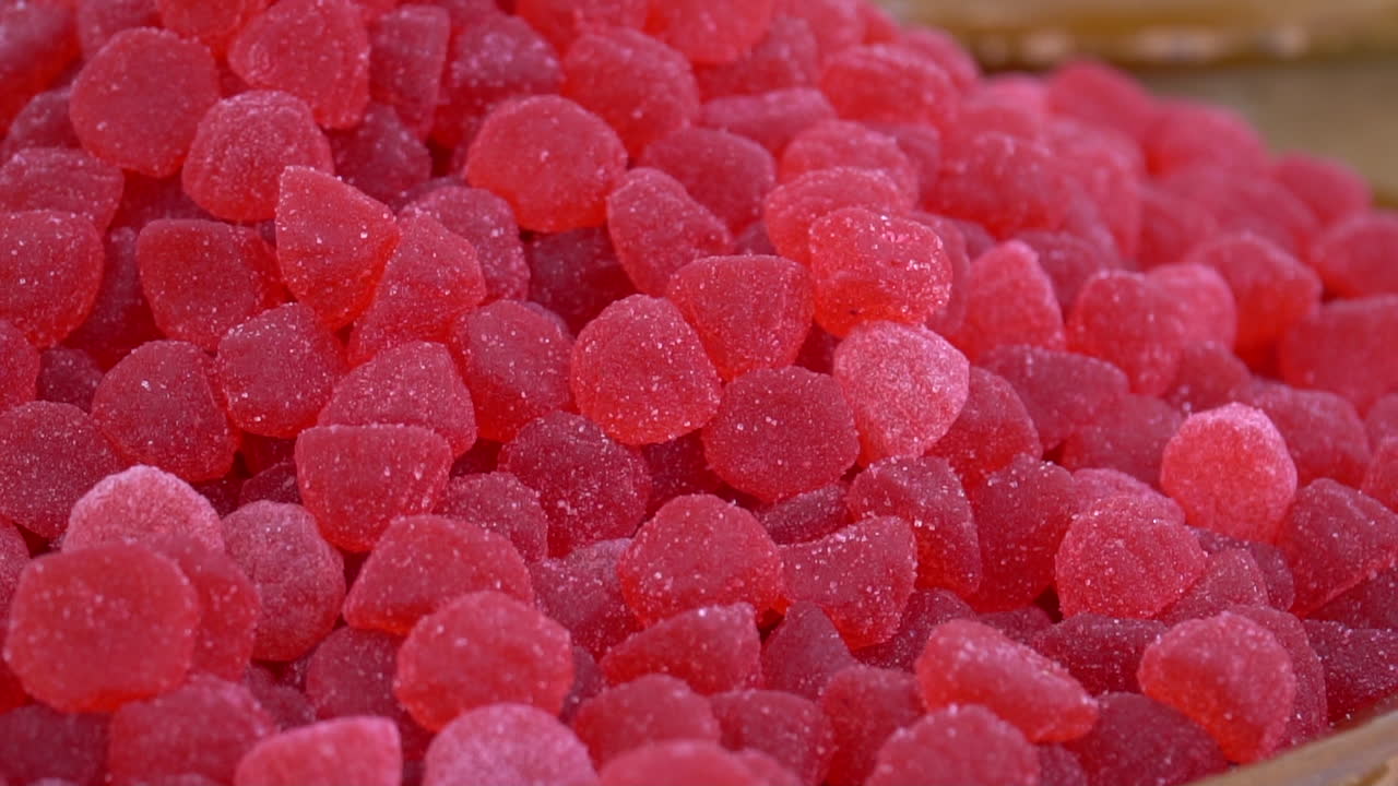 caramelos dulces con forma de frambuesas rojas a la venta en el mercado