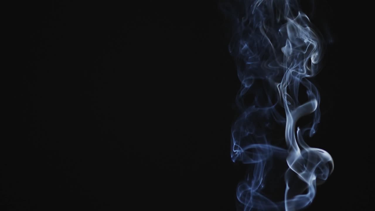 Video di nuvole bianche di fumo in movimento con spazio per il testo su sfondo nero