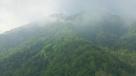 Drone-Vuela-Sobre-La-Niebla-Nublada-De-La-Selva-Tropical-De-Indonesia