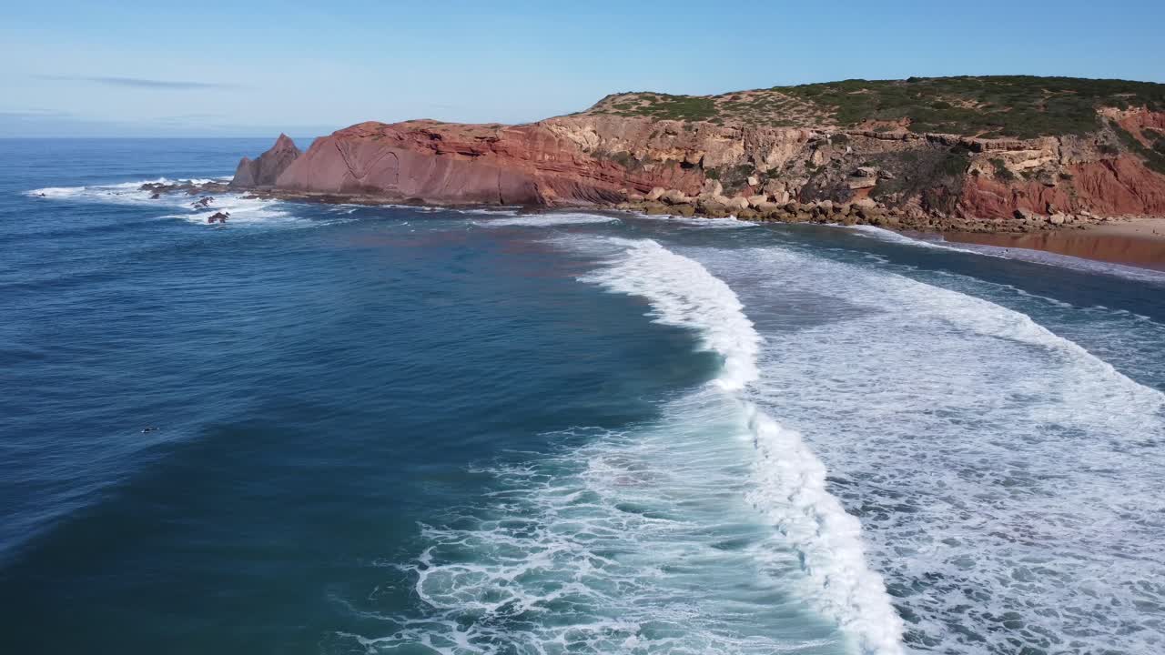 drone da vueltas en la bahía de telheiro cerca de sagres en portugal, hermoso clima soleado