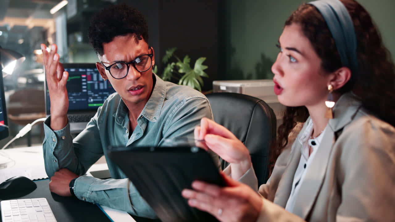 colegas de negocios discutiendo datos financieros