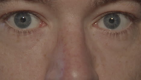 primer plano de un par de amplios ojos azules mirando a la cámara