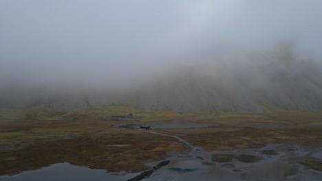 Wiederaufbau-Des-Wikingerdorfes-Mit-Dem-In-Nebel-Gehüllten-Berg-Vestrahorn,-Halbinsel-Stokknes-In-Island