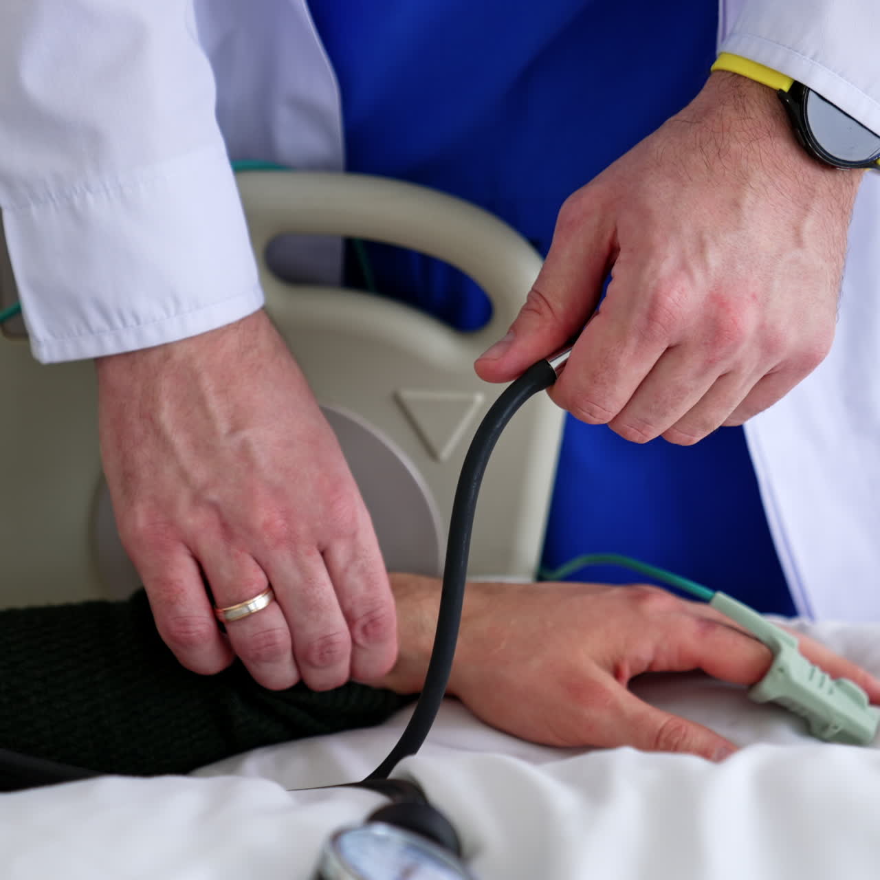 Un medico non identificato misura la pressione del paziente. Il medico utilizza un dispositivo meccanico. Primo piano.