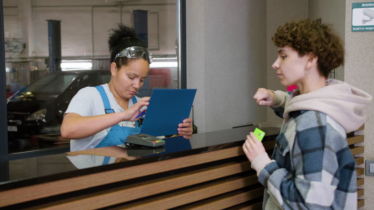 Client paying to the mechanic