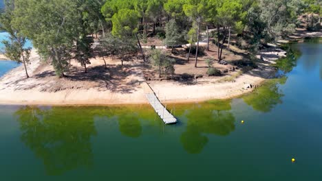 Idílica-Playa-De-Picnic-En-El-Lago-De-Encinarejo,-Sierra-De-Andújar,-Antena-De-Andalucía