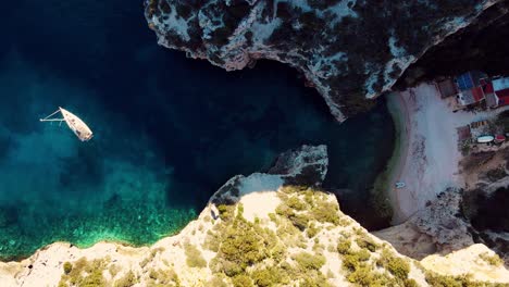 Una-Vista-De-Pájaro-De-La-Playa-Stiniva,-En-La-Isla-Vis,-Croacia