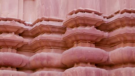 arquitectura del antiguo templo hindú desde diferentes ángulos en el día