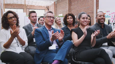 Gruppe-Von-Geschäftsleuten-Und-Geschäftsfrauen-Applaudieren-Der-Präsentation-Auf-Der-Konferenz