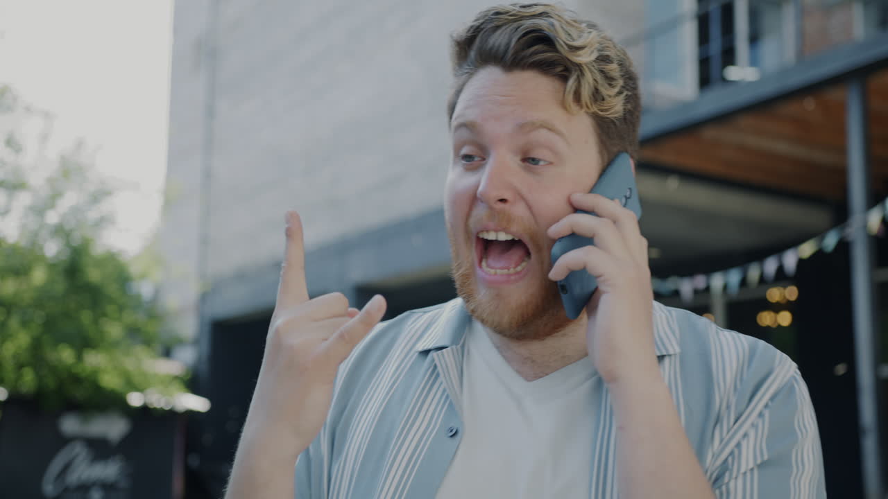 행복한 남자가 전화로 얘기하고 있어