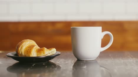croissant y café