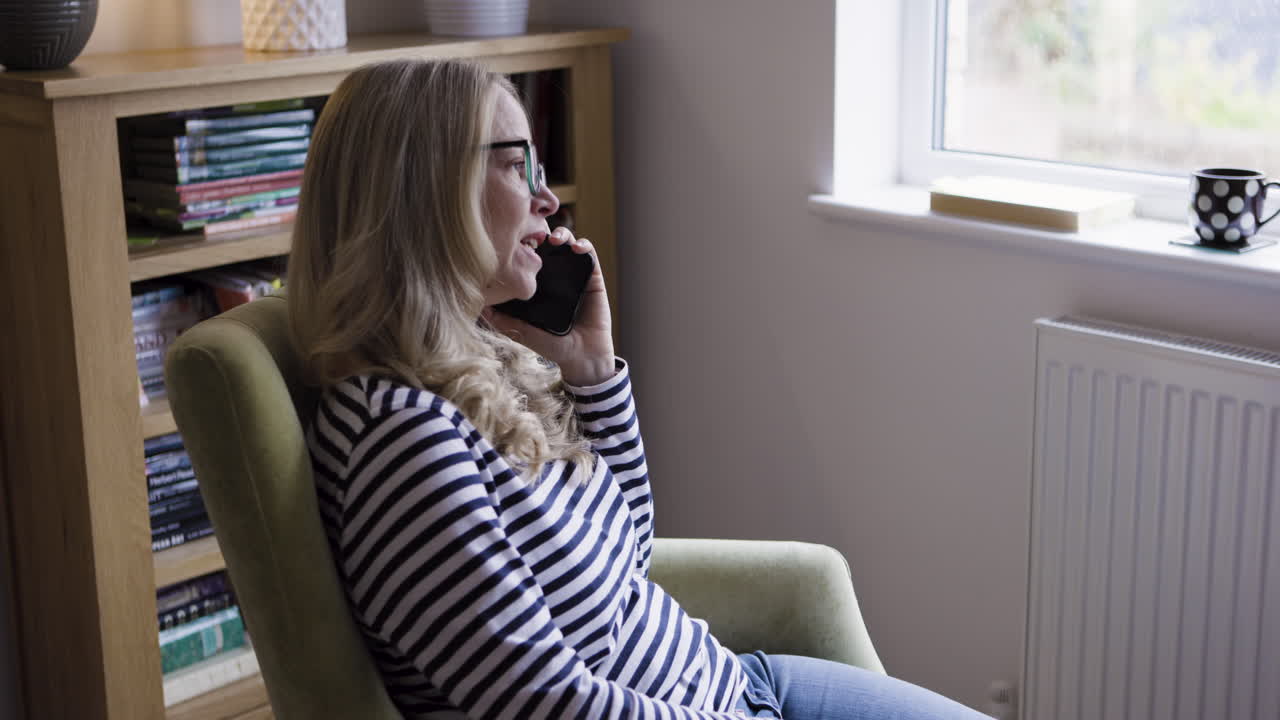 mujer hablando por teléfono en la sala de estar