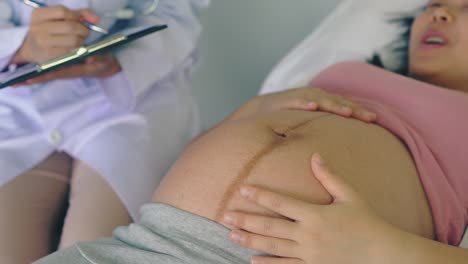 Mujer-Embarazada-Y-Médico-Ginecólogo-En-El-Hospital