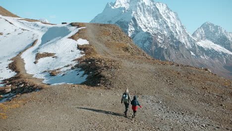 excursionistas en un sendero de montaña