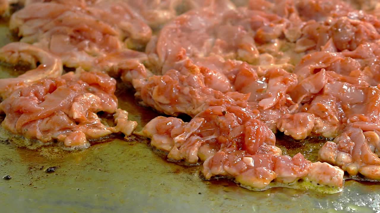 신선한 고기는 베이킹 시트 위에 기름으로  ⁇ 는다.