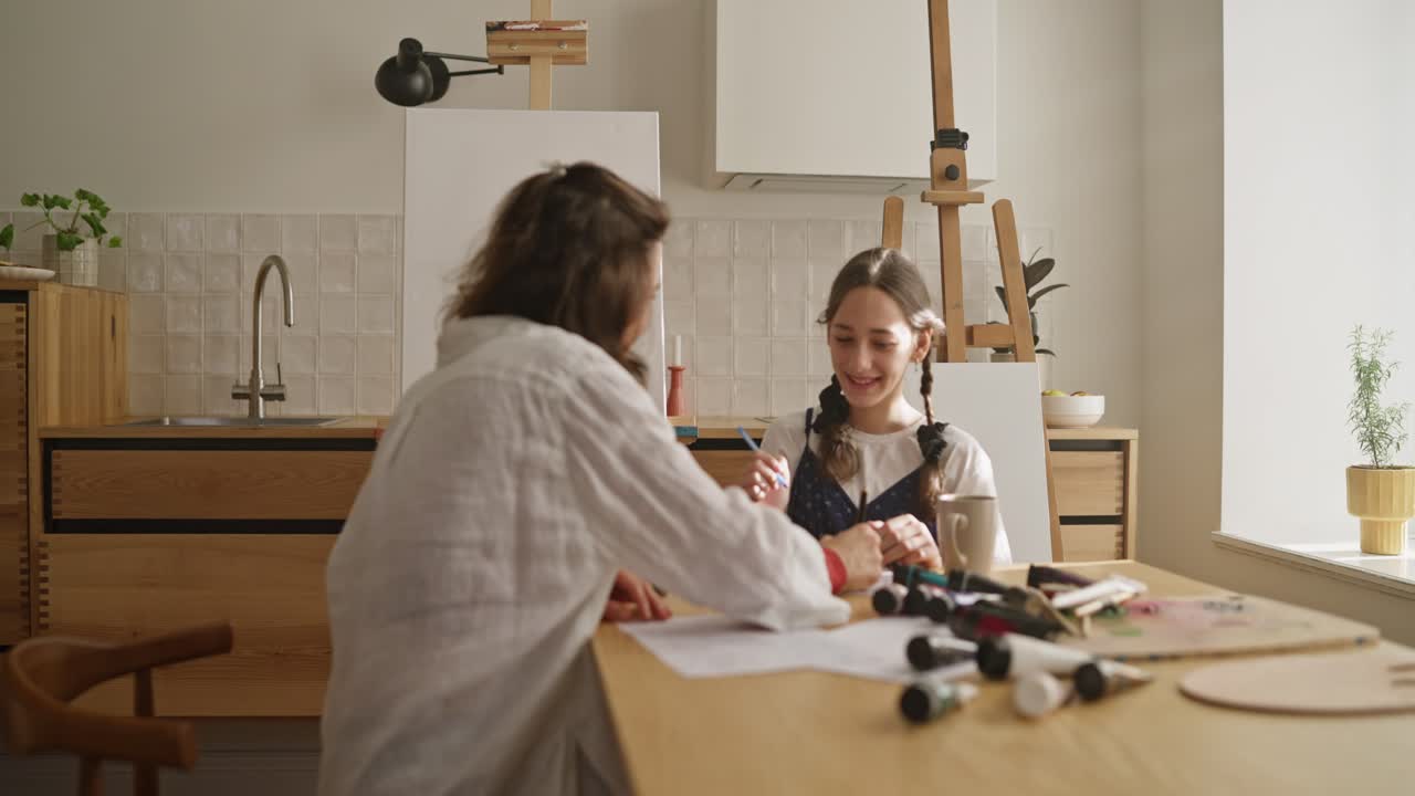 madre e hija dibujando juntos en casa