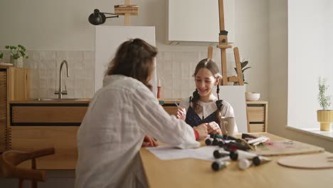 madre e hija dibujando juntos en casa