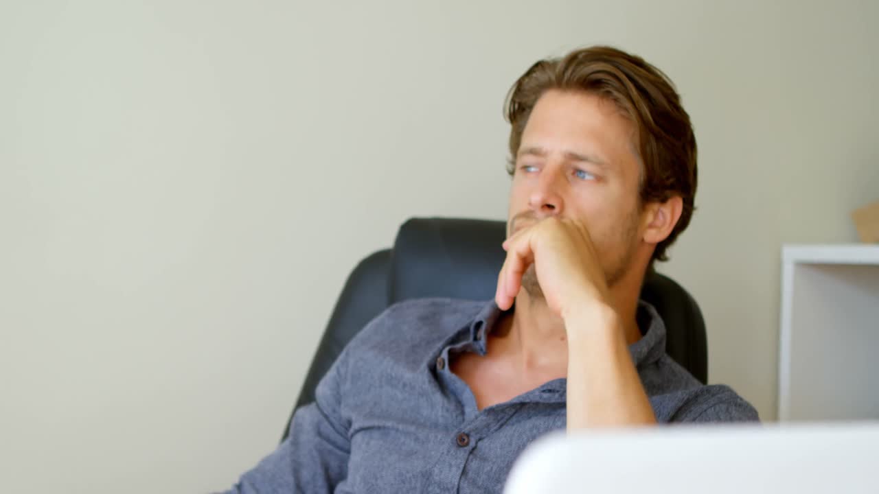 hombre relajándose en la sala de estar en casa 4k