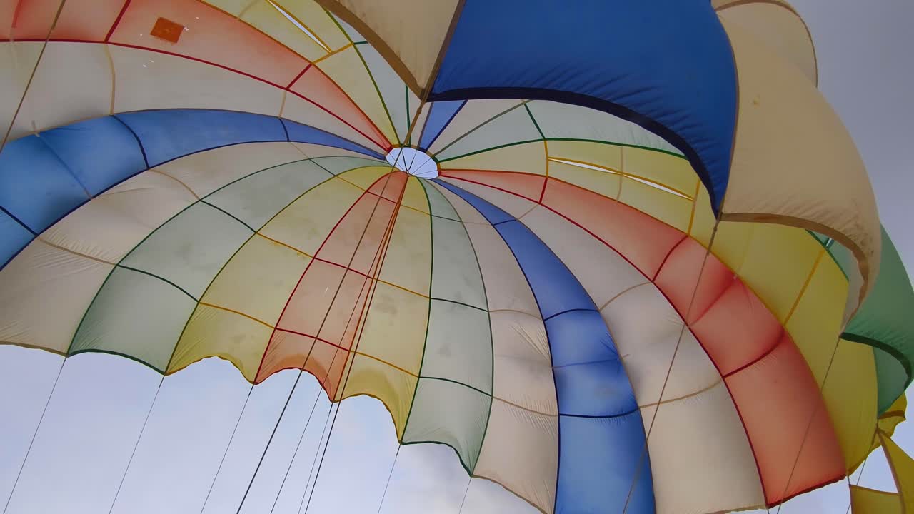 paracaídas abierto colorido en el cielo