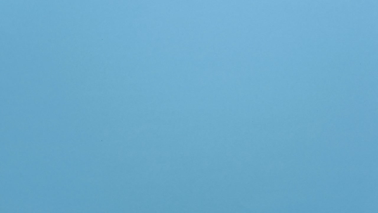 Útiles escolares sobre fondo azul.