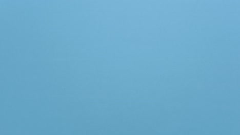 suministros escolares sobre un fondo azul