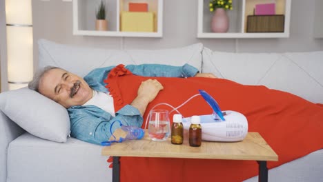 un anciano riendo mirando a la cámara en la cama.