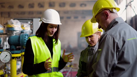 Zwei-Arbeiter-Unterhalten-Sich-In-Der-Fabrik