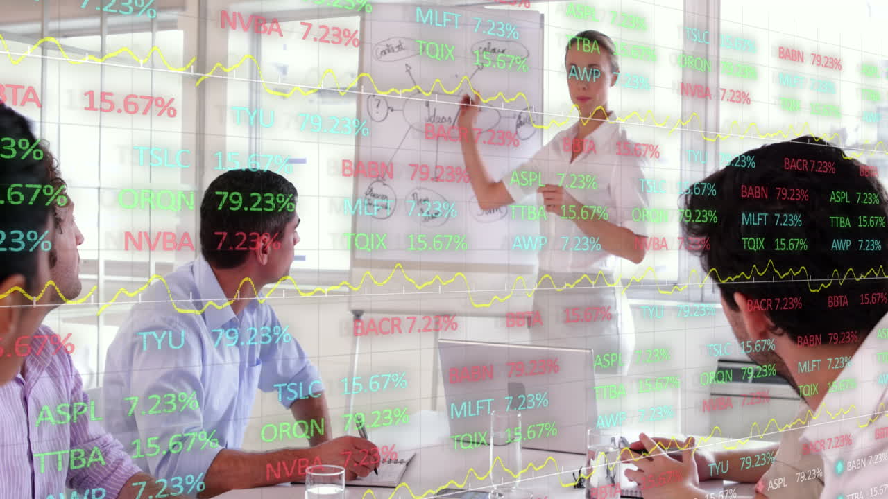 animación del procesamiento de datos financieros sobre diversas personas de negocios en la oficina