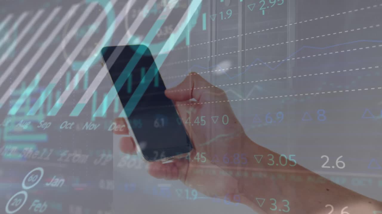 animación del procesamiento de datos financieros sobre una mujer caucásica que usa un teléfono inteligente