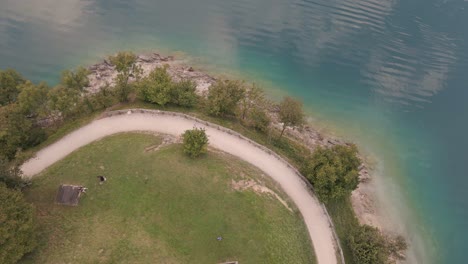 Toma-Aérea-De-Obra-Maestra-De-Un-Lago-Ledro-único-E-Irresistible-Con-Un-Entorno-Exuberante.