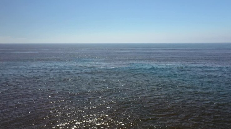 Paesaggio di cielo azzurro e mare calmo - ripresa aerea con drone