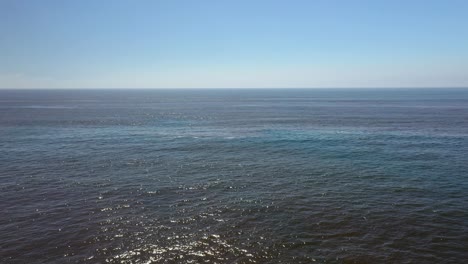 paisaje de cielo azul y mar en calma - toma aérea de drones