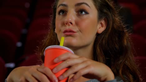 mujer viendo una película en el cine 4k