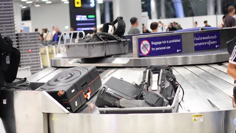 carrusel de equipaje del aeropuerto con viajeros