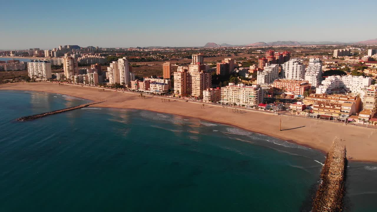 el campello en costa blanca, españa, en la hora dorada de la mañana