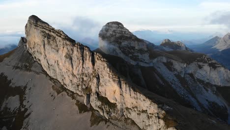 Vista-Aérea-Del-Tour-D&#39;aï-Y-Tour-De-Mayen-En-Leysin,-Vaud,-Suiza-Durante-Una-Colorida-Tarde-De-Otoño-En-Los-Alpes-Suizos