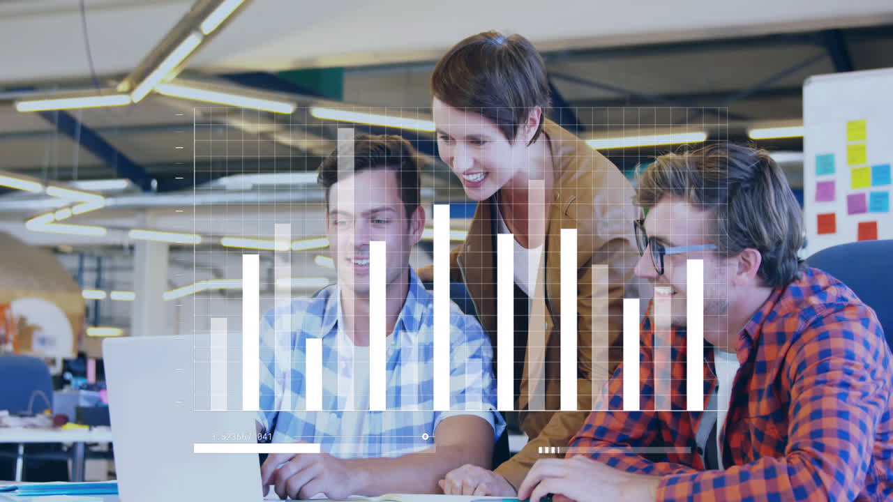 animación de gráficos, barras de carga sobre diversos compañeros de trabajo diversos compañeros de trabajo compartiendo ideas en la oficina.