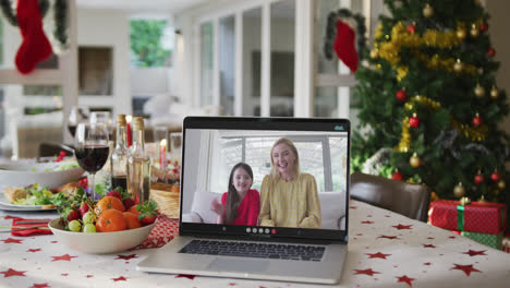 Glückliche-Kaukasische-Mutter-Und-Tochter-Auf-Laptop-Liegend-Auf-Weihnachtstisch