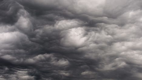 lentos períodos de tiempo de oscuridad lentos movimientos, dramáticas e irrealistas nubes de tormenta