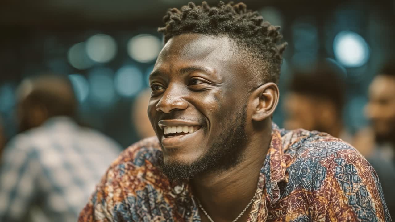 Interazione gioiosa: un uomo sorridente ritratto in due immagini che ne evidenziano l'espressione vivace e la personalità coinvolgente in un contesto sociale