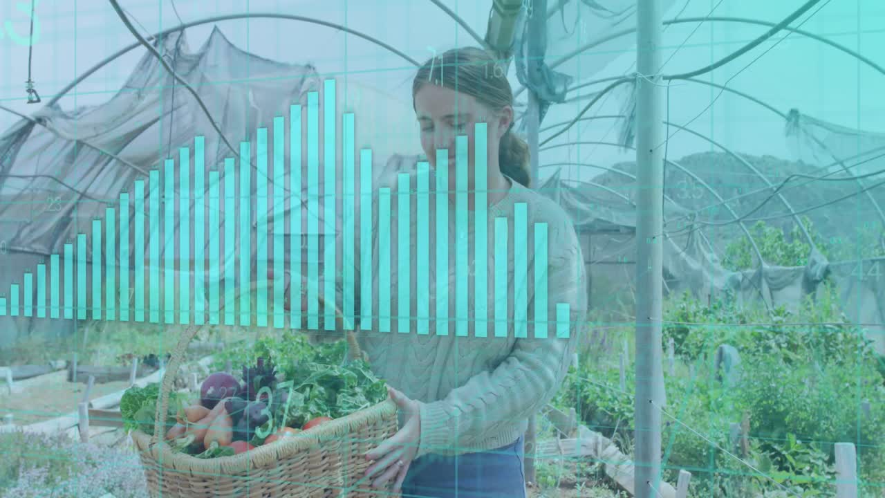 정원에서 일하는 백인 여성에 대한 금융 데이터 처리의 애니메이션.